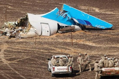 Vehículos militares se acercan al lugar del siniestro del avión ruso Airbus A321, en el desierto del Sinaí.