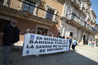 Un grupo de pacientes se concentró en la plaza del Ayuntamiento de Ponferrada. ANA F. BARREDO