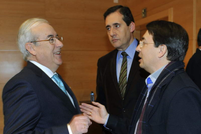 Jesús Encabo, con los procuradores socialistas, Miguel Ángel Fernández Cardo y Fernando Pablos.