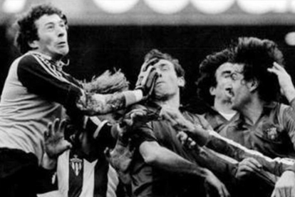 Jesús Castro defiende un ataque de su hermano Quini en un Barça-Sporting de los años 80.