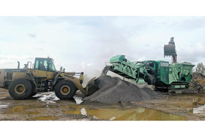 El molino muele escombros para conseguir material reciclado que vuelve al mercado de la construcción, en la imagen la planta de Reutiliza en Valdearcos. DL