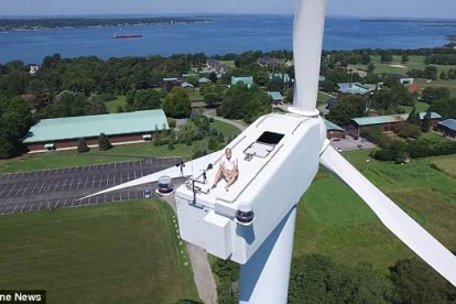Un dron graba a un hombre echandose una siesta al sol en lo más alto de un molino eólico, a más de 50 metros del suelo.