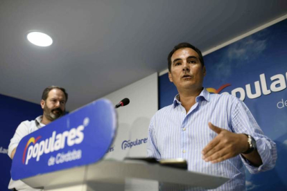 El portavoz del PP en el Parlamento de Andalucía, José Antonio Nieto, informa del brote. RAFA ALCAIDE