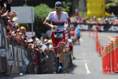 Javier Gómez Noya sufre en el segmento de maratón.