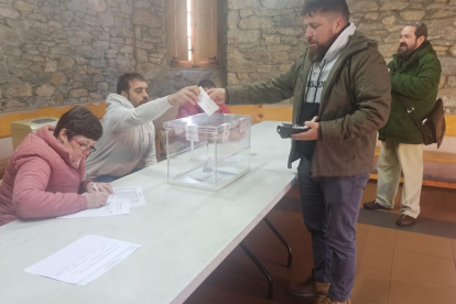 Un ganadero vota en Villablino. VANESSA ARAUJO.