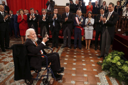 Felipe VI aplaude al mexicano Fernando del Paso tras entregarle del Premio Cervantes. JAVIER LIZÓN