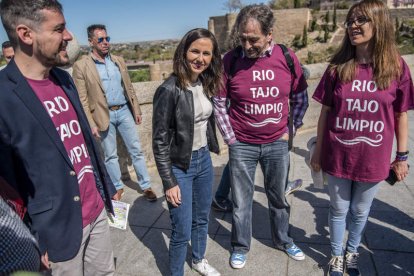 Belarra en una visita a la senda del Tajo junto al candidato de Podemos a Castilla-La Mancha. ISMAEL HERRERO