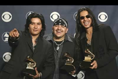 El premio a la mejor interpretación pop de un dúo fue para Los Lonely Boys, gracias a su tema Heaven.