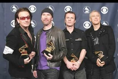 La banda irlandesa U2 logró un total de tres grammys por su canción Vertigo. Entre ellos, la de mejor canción de rock y mejor video musical.