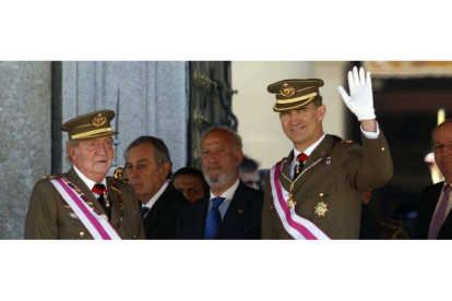 El Rey Don Juan Carlos I junto a S.A.R El Principe Felipe durante la celebracion del Capitulo de la Real y Militar orden de San Hermenegildo celebrado esta mañana en el Monasterio de El Escorial.