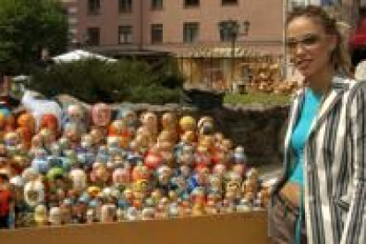 La catalana Beth, junto a un puesto de muñecas típicas en la capital de Letonia, Riga