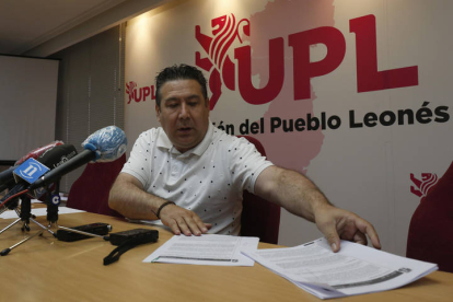 Rueda de prensa de Luis Mariano Santos en la sede de la UPL. F. OTERO PERANDONES