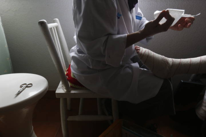 Una enfermera atiende a un paciente en un enfermo de El Bierzo. JESÚS F. SALVADORES