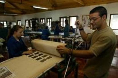 Trabajadores de uno de los talleres ocupacionales de Asprona-Bierzo, en una imagen de archivo