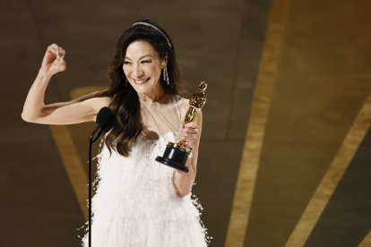 Michelle Yeoh, Oscar a la mejor actriz. EFE/EPA/ETIENNE LAURENT