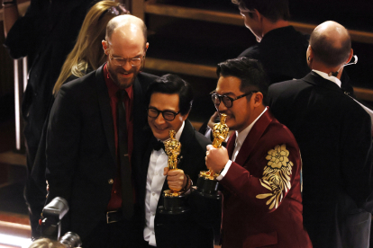 Daniel Scheinert, Ke Huy Quan y Daniel Kwan después de recibir el Oscar a la mejor dirección. EFE/EPA/ETIENNE LAURENT