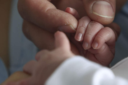 Imagen de unas manos de un recién nacido. KIKO HUESCA