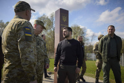 Zelensky con militares ucranianos durante una visita a la región de Volyn. PRESIDENTIAL PRESS SERVICE