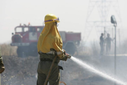 Imagen del incendio que tuvo lugar en Onzonilla en 2005. JESÚS F. SALVADORES