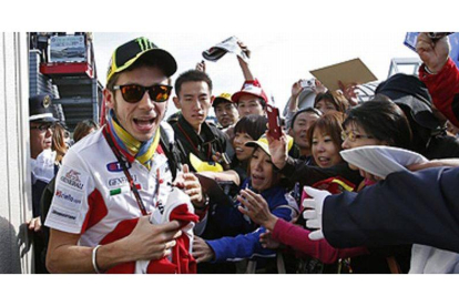 Valentino Rossi atiende a sus fans en Motegi.