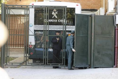 De los acusados que se encuentran en libertad, el primero que ha llegado esta mañana -a las nueve y media- a las instalaciones de la Casa de Campo ha sido Raúl González El rulo, de la trama asturiana.