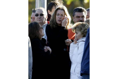 La presidenta de la asociación 11-M Afectados por el Terrorismo, Pilar Manjón, ha protagonizado un altercado con el comisario de la Audiencia Nacional, que se ocupa de la seguridad por haber dado más pases para entrar en la sala de vistas a las víctimas de las otras dos asociaciones que a la suya. Presa de un gran nerviosismo y enfado, Manjón, tras recordar que su asociación es la que aglutina un mayor número de víctimas del 11-M, increpó al comisario diciéndole: «todas las víctimas para abajo. Los peones negros y los conspiradores, a la sala».