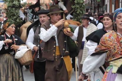 Músicos tradicionales acompañando a los carros engalanados. Ramiro.