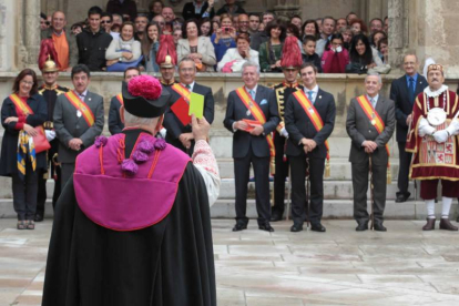 El representante del Cabildo, mostrando las tarjetas. Ramiro.