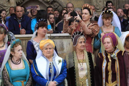 Algunas damas del Reino en el claustro de la Catedral. Ramiro.