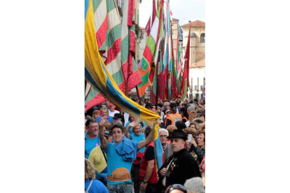 Pendones a su paso por la calle Ancha. Ramiro.