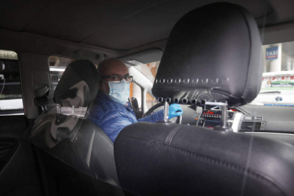 Miguel Matilla, presidente de la asociación provincial, en su taxi con mascarilla. JESÚS F. SALVADORES