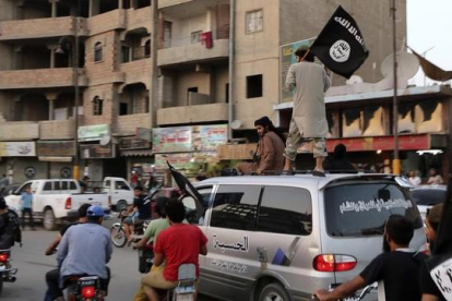 Miembros del Estado Islámico exhiben su fuerza en Raqqa, su feudo en Siria, en junio del 2014.