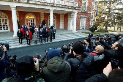 El presidente del Gobierno, Pedro Sánchez (C), posa con su nuevo gabinete de ministros en el Palacio de la Moncloa antes del primer Consejo de Ministros celebrado este martes. EMILIO NARANJO