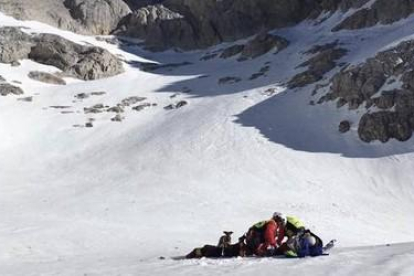 Protección Civil rescata a un montañero que se rompió una pierna al resbalar con el hielo en el Jou del Llambrión de Picos de Europa.