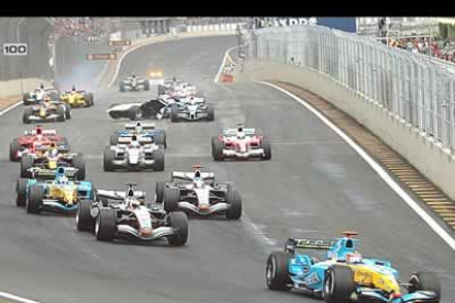 En una carrera histórica, Fernando Alonso sale en cabeza en el Gran Premio de Brasil y toma la primera curva. Al fondo ya se aprecia el accidente que protagonizó Pizzonia.