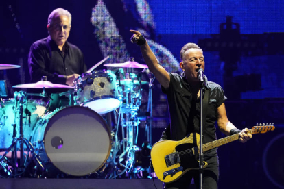 El músico y cantante estadounidense Bruce Springsteen durante el concierto que ha ofrecido este viernes en el Estadio Olímpico de Barcelona. ALEJANDRO GARCÍA