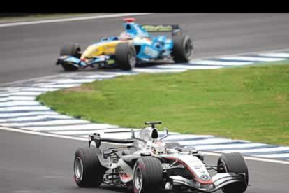 El colombiano Juan Pablo Montoya adelantó a Fernando Alonso en las pirmeras vueltas.