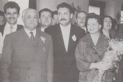 Tomás Salvador con sus padres grajaleños