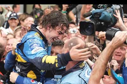 Fernando Alonso se abraza a los miembros de su equipo.