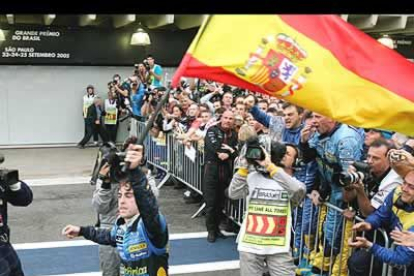 Banderas españolas y asturianas no faltaron en Interlagos. El campeón también se animó a ondear una.