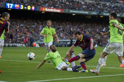 Messi supera a Loties y anota por segunda vez ante Osasuna, batiendo así el récord de goles de la historia azulgrana.