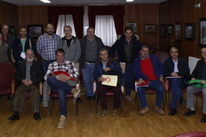 Sindicatos y representantes políticos de la montaña oriental se reunieron ayer en Riaño. CAMPOS