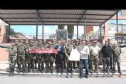 Baloncesto León entrega en la base «Conde de Gazola» material deportivo a las unidades leonesas destinadas en Afganistán