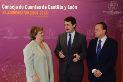 Enriqueta Chicano (presidenta del Tribunal de Cuentas), Mañueco y Mario Amilivia, ayer. NACHO GALLEGO