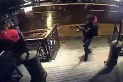 Una captura de video muestra al terrorista entrando en el club Reina, el popular club nocturno de Estambul.