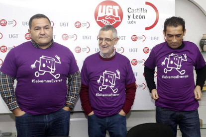 Los líderes sindicales con la camiseta de apoyo a Everest