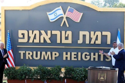 El primer ministro israelí Binyamin Netanyahu y el embajador de Estados Unidos David Friedman inauguran la Colina Trump en los Altos del Golán.