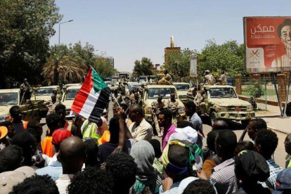 Manifestantes protestan ante las fuerzas de seguridad sudanesas en Kartum.