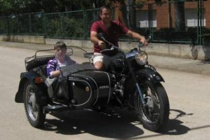 Una moto clásica que participó en la actividad, durante el recorrido por el complejo.