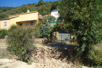 Estado en el que quedó la demolición de la pasarela que conducía a la casa de la edil.